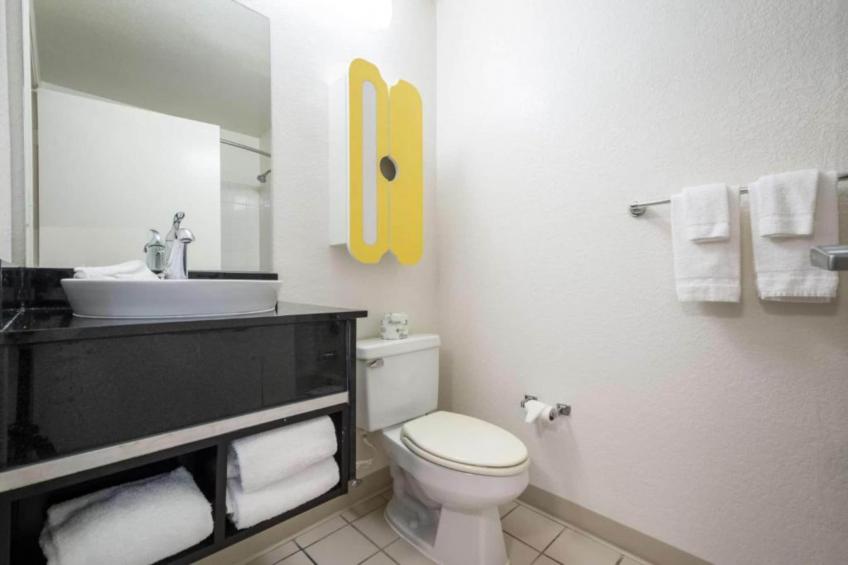 2 Queen Beds  ADA/Roll-In Shower Nsmk - foto 17