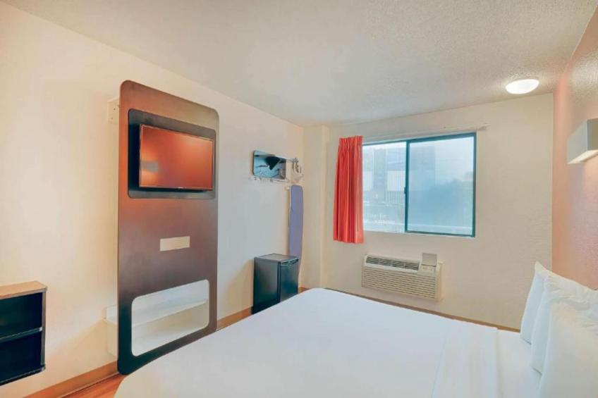1 King Bed  Nsmk Fridge Hear Impair Shower - foto 11