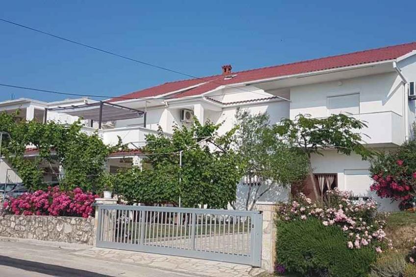 Holiday apartment with large terrace and barbecue - BF-W3P2