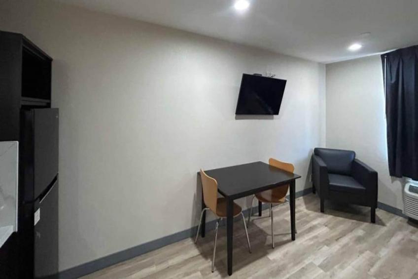 2 Full Beds  Non-Smoking Kitchen - foto 15