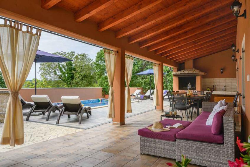 Villa with a swimming pool on a large estate - BF-K4V76