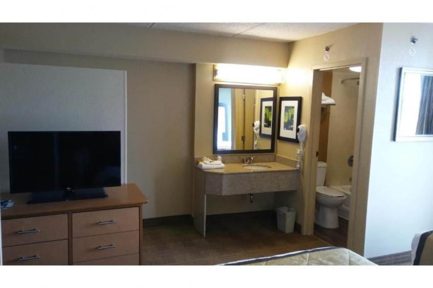 1 Full Bed | ADA\/Tub\/Non-Smoking\/Kitchen - foto 11