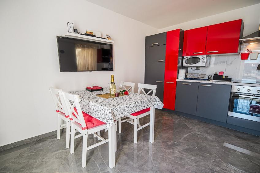 Sleek and Stylish Umag Apartments with Sea View - Two Bedroom Apartment with Balcony - foto 6