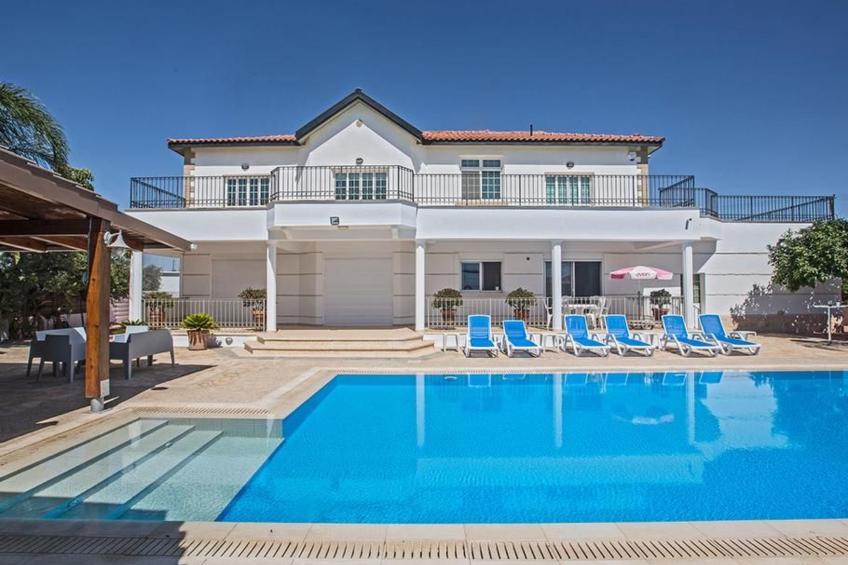 Familienvilla in Paralimni mit spektakulärer Aussicht