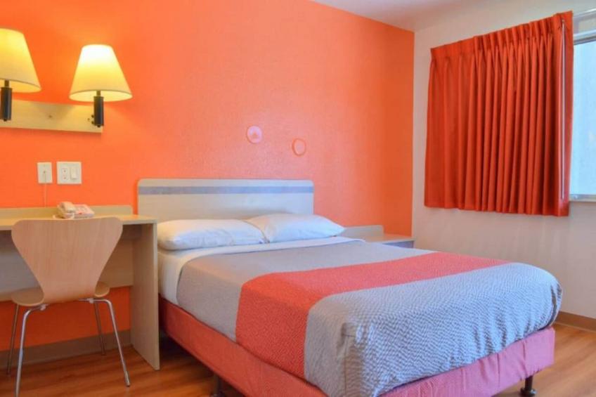 1 Queen Bed  Mini Fridge - foto 4
