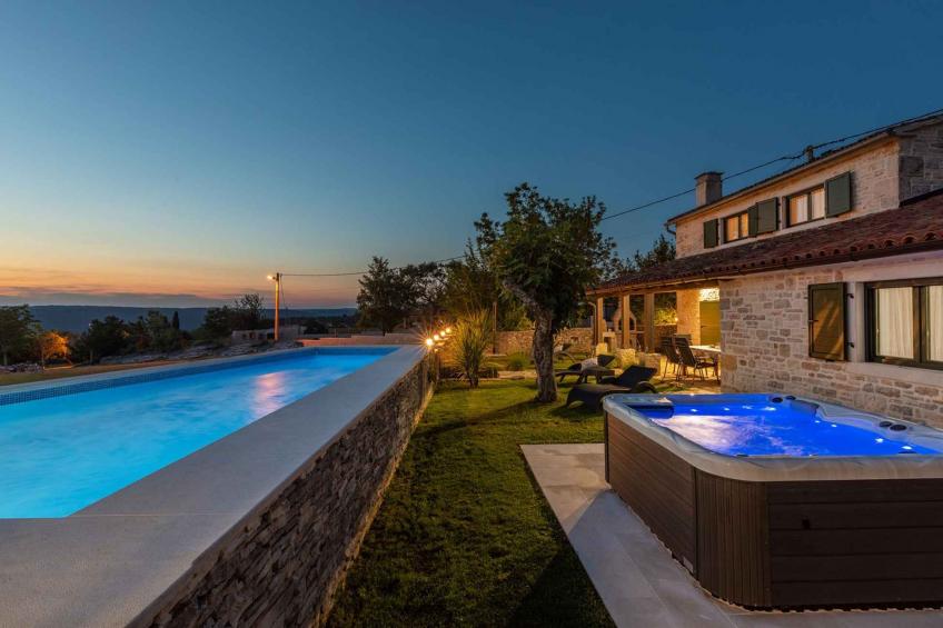 Villa met zwembad en whirlpool - VW-6NPDX