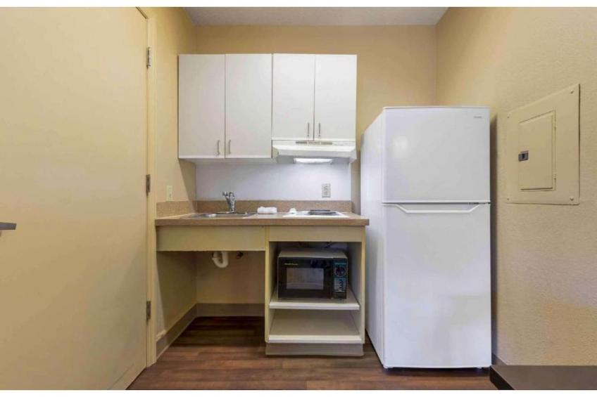 1 Queen Bed  ADA\/RI Shower\/Non-Smoking\/Kitchen - foto 6