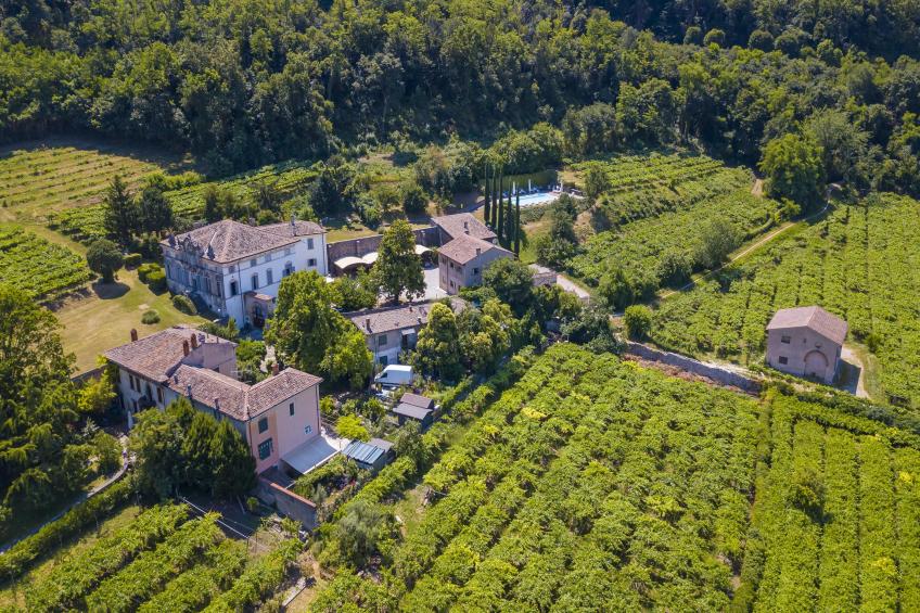 Villa Faccioli Deodara with shared pool