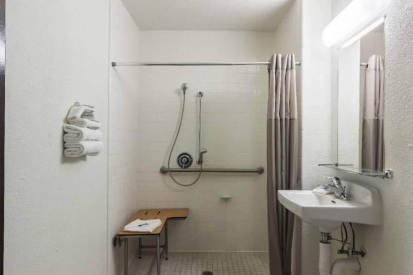 1 Full Bed  ADA/RI Shower/Smoking - foto 19