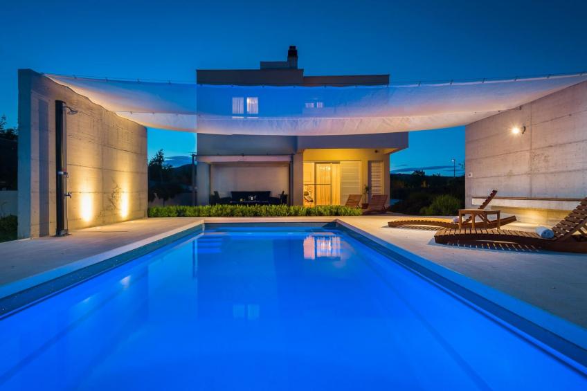 in Dugopolje mit Beheiztem Pool