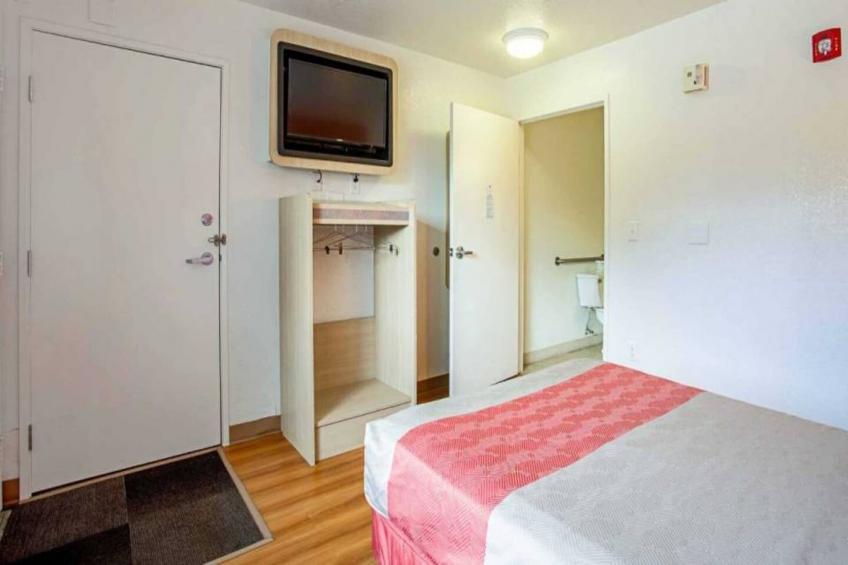 1 Queen Bed  Micfridge - foto 11
