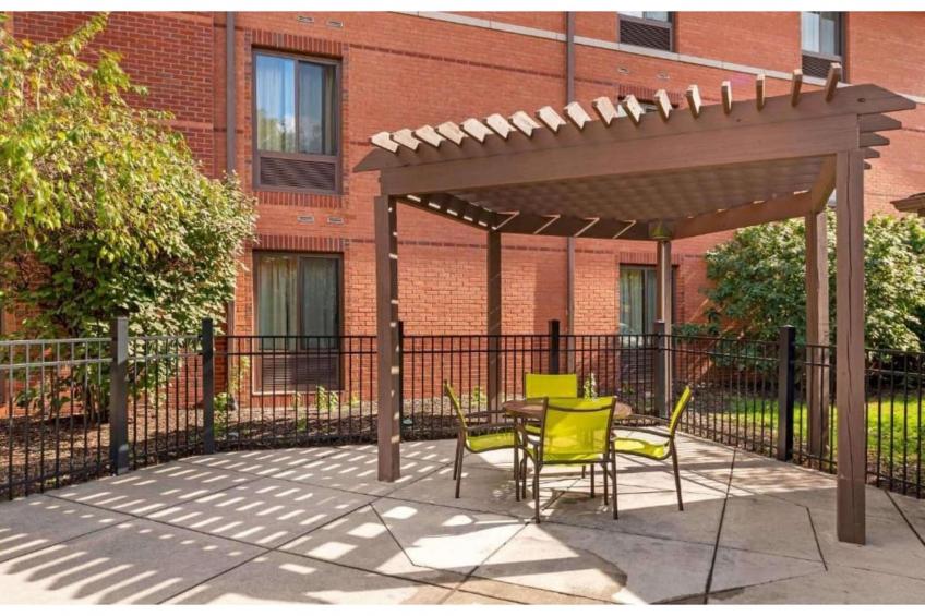 1 King Bed | Non-Smoking, Kitchen, Shower - foto 8