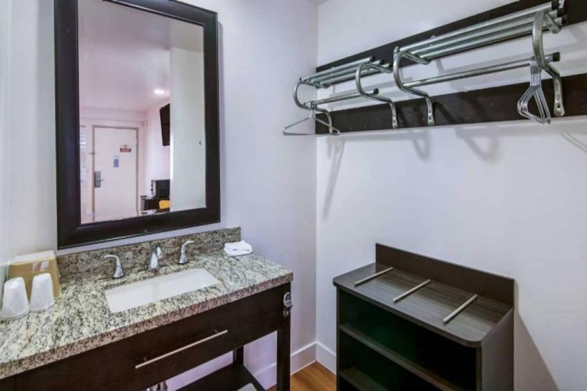 1 King Bed  Non-Smoking Micfridge - foto 2