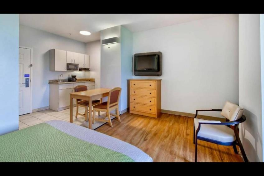 Queen Bed Accessible with Kitchenette Non-Smoking - foto 8
