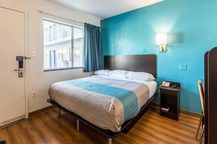 1 King Bed  Mobility Accessible RI Shower Nsmk - foto 3