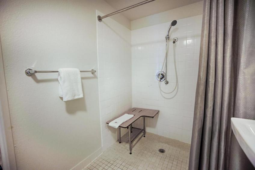 1 Full Bed  ADA/Tub - foto 10