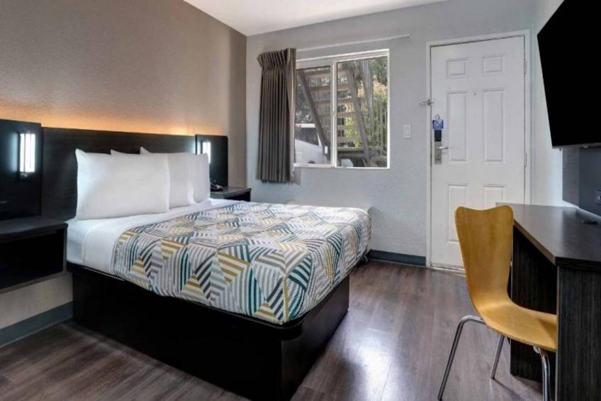 1 Queen Bed  Mini Fridge - foto 10