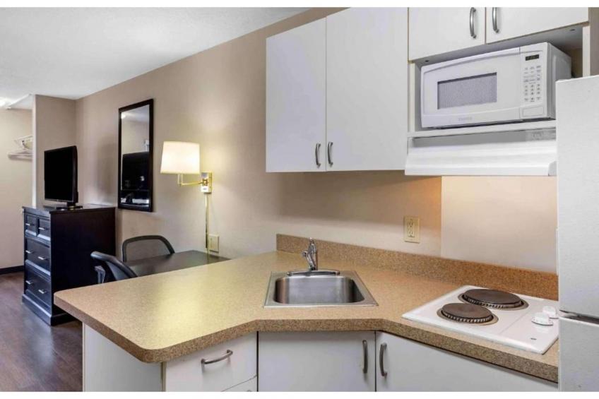 1 Queen Bed | ADA\/RI Shower\/Smoking\/Kitchen - foto 21