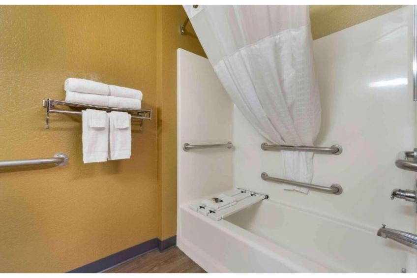 1 Queen Bed  ADA\/RI Shower\/Non-Smoking\/Kitchen - foto 31