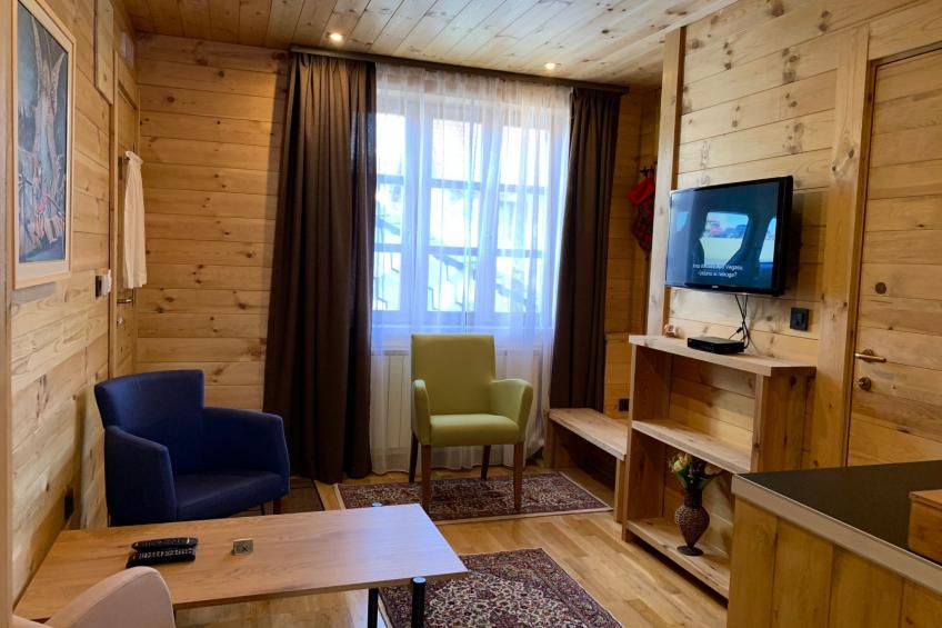 Die Ski-Suite hat ein Schlafzimmer und ein kleines Wohnzimmer ohne Küche. - foto 2