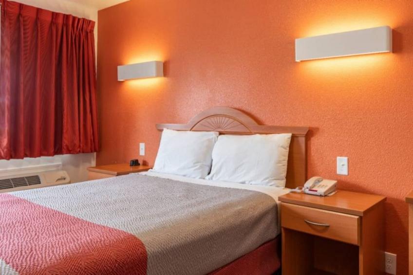 1 Queen Bed  Non-Smoking Micfridge - foto 15