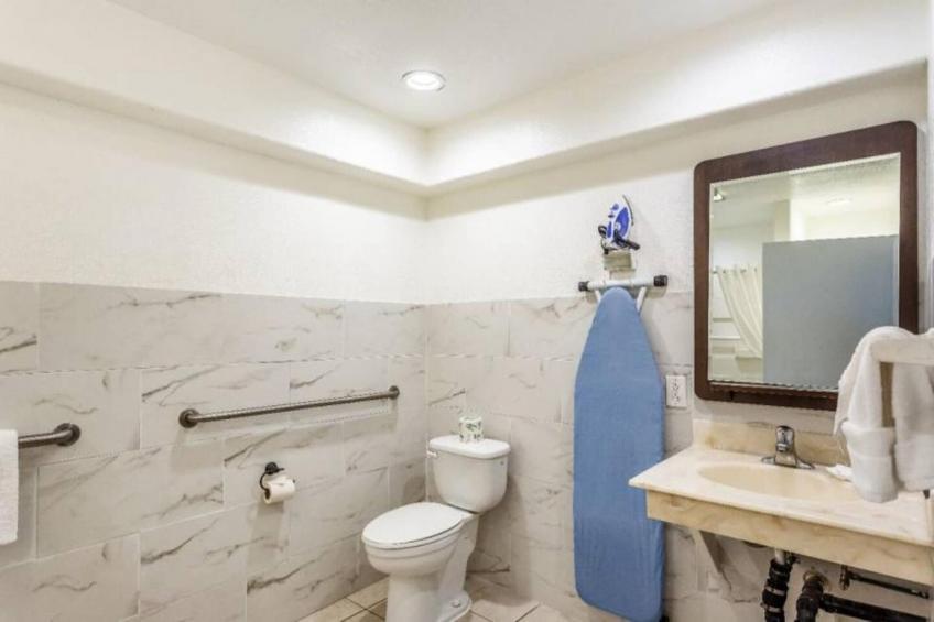1 Queen Bed  Non-Smoking Kitchen - foto 15