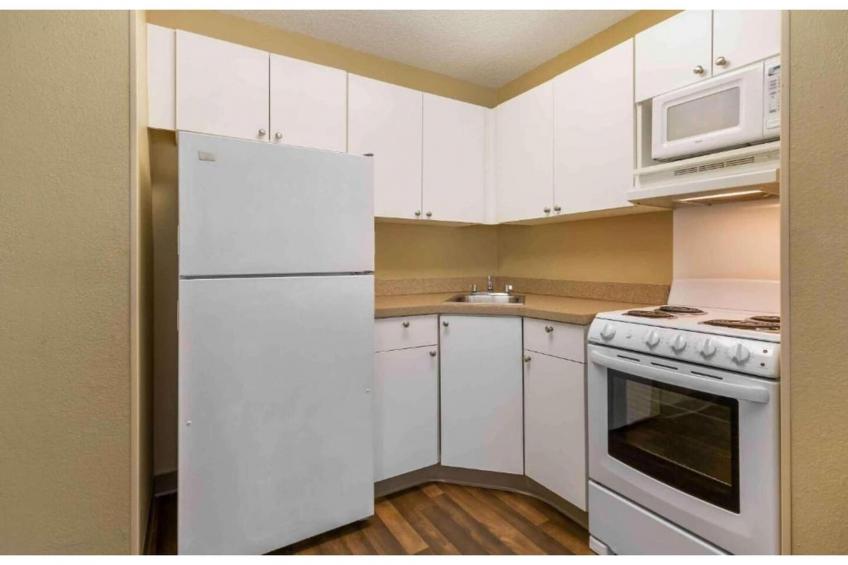 1 King Bed | Hearing Accessible, Kitchen - foto 21