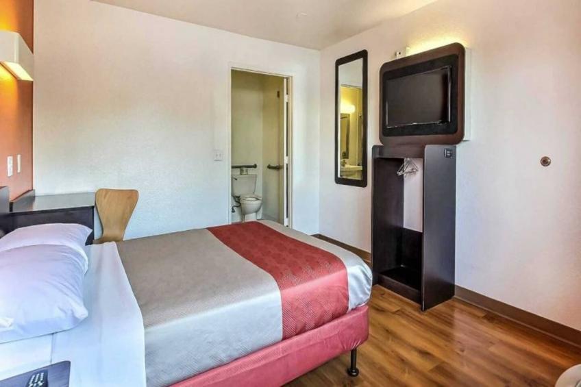 1 Queen Bed  ADA/RI Shower - foto 9