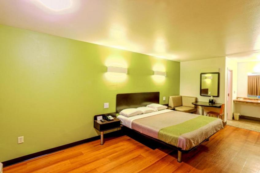 1 King Bed  Non-Smoking Kitchen Sofa - foto 6