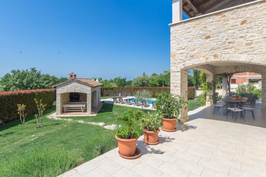 Villa mit Pool, Garten und Sommerküche - foto 32