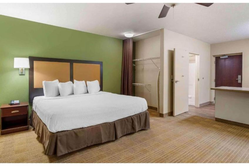 1 King Bed  Non-Smoking Kitchen Shower - foto 18