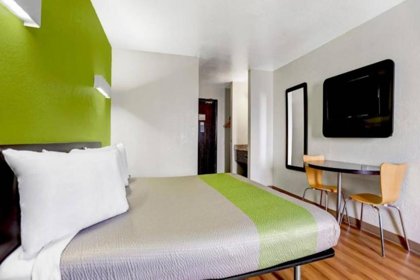 1 King Bed  Non-Smoking Micfridge - foto 9