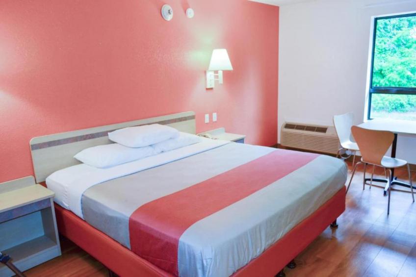 1 Full Bed  ADA/RI Shower - foto 16