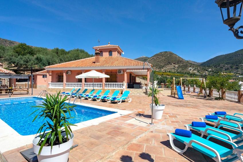 Familienhaus mit großzügigen Außenanlagen - foto 2