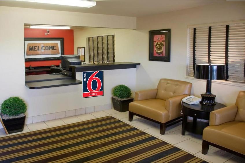 1 King Bed | Non-Smoking, Kitchen, Shower - foto 3