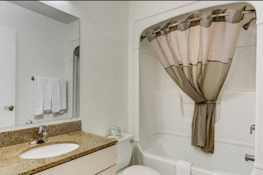 1 Queen Bed  Suite - foto 23