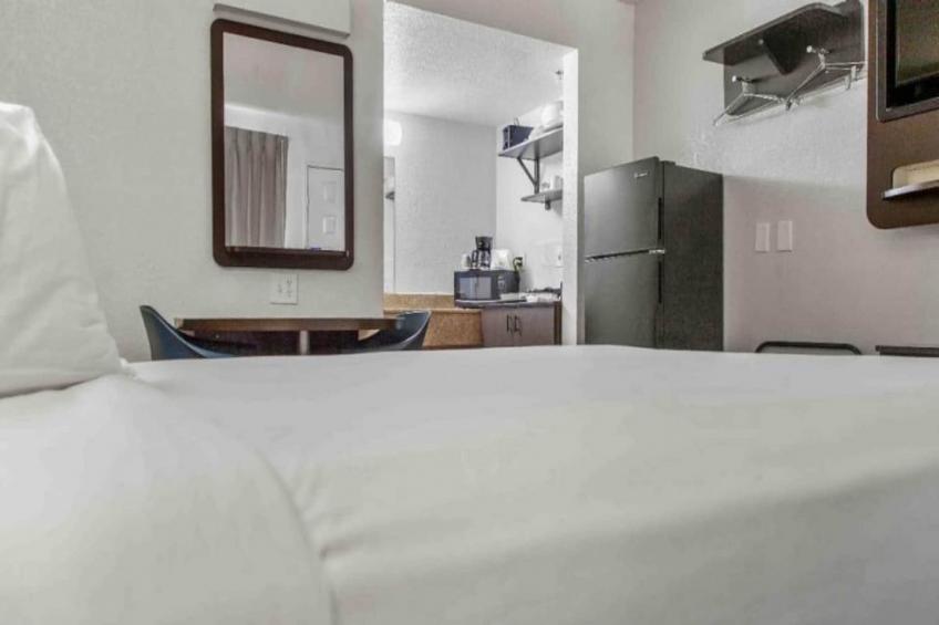 1 Queen Bed  Non-Smoking Kitchen - foto 23