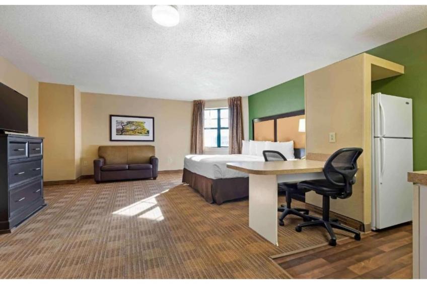 1 King Bed | Non-Smoking, Kitchen, Shower - foto 24