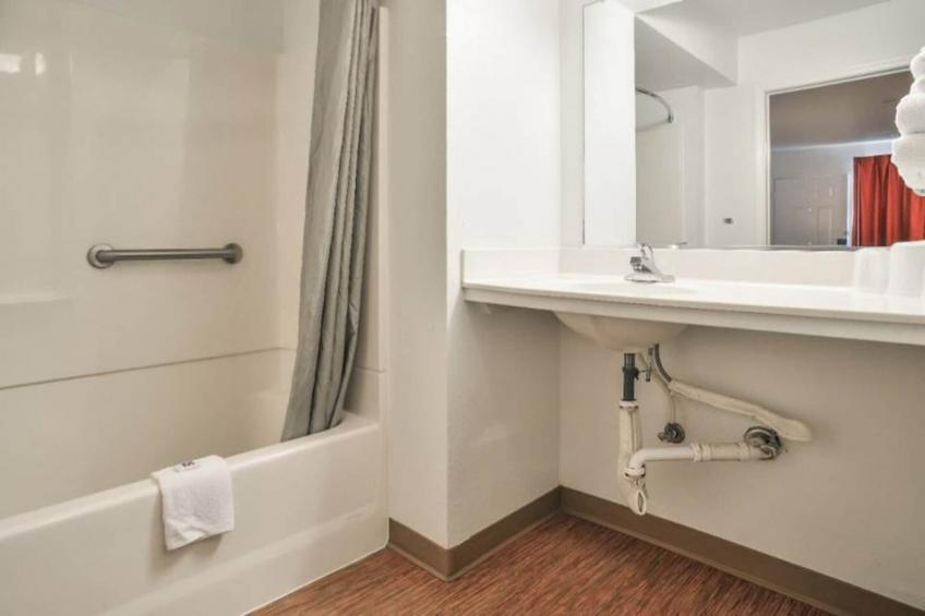 1 King Bed  Mobility Accessible Tub - foto 4