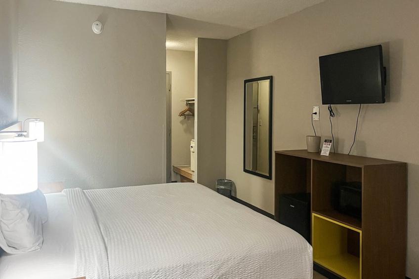 1 Queen Bed | Non-Smoking, Micfridge - foto 13