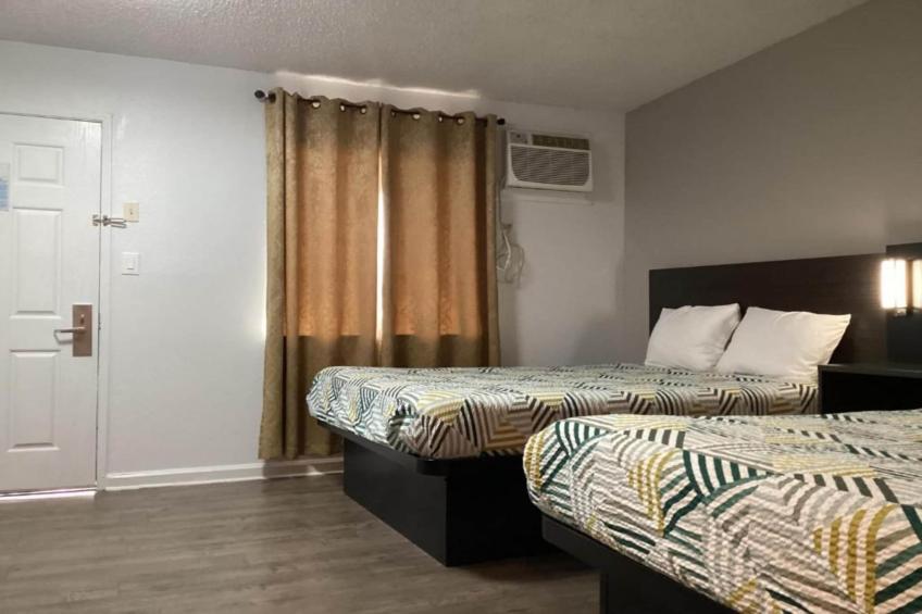 2 Queen Beds  Non-Smoking Micfridge - foto 10