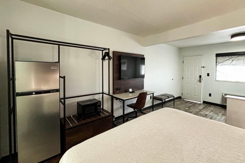 1 King Bed | Non-Smoking, Micfridge - foto 14