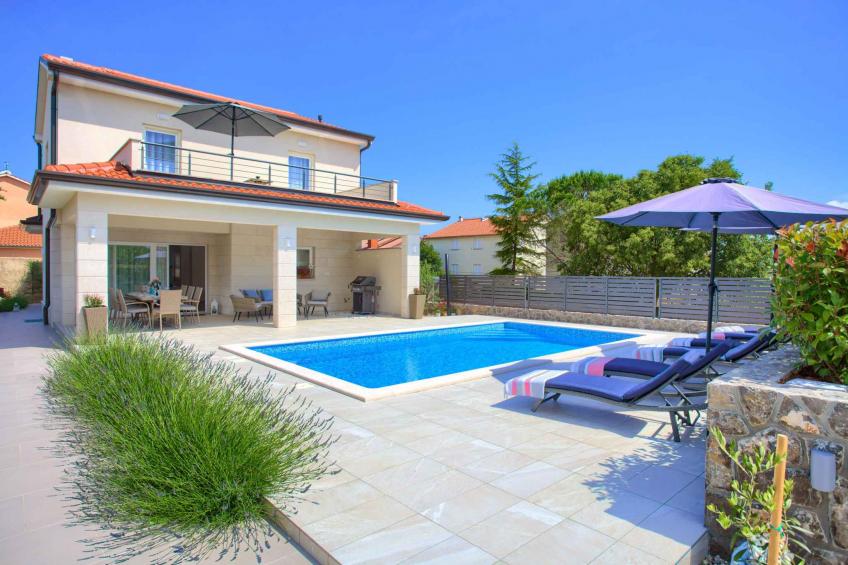 Villa with Pool - BF-D726W