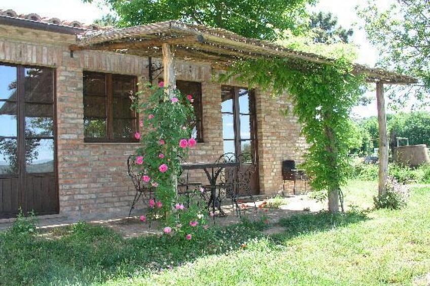 mit großer eigener Laube und Holzofen