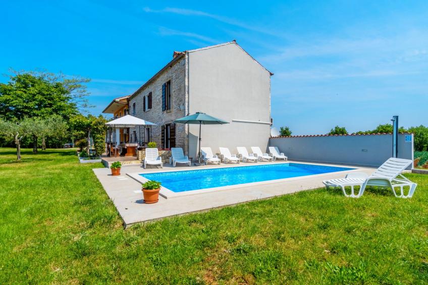 Schönes Haus mit großer grüner Umgebung, Pool - foto 2
