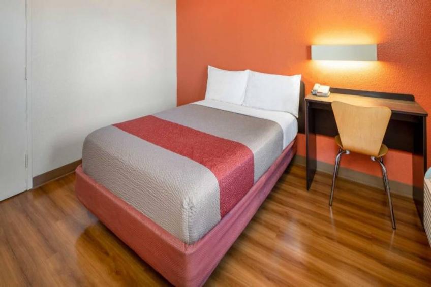 1 Queen Bed  Mini Fridge - foto 4