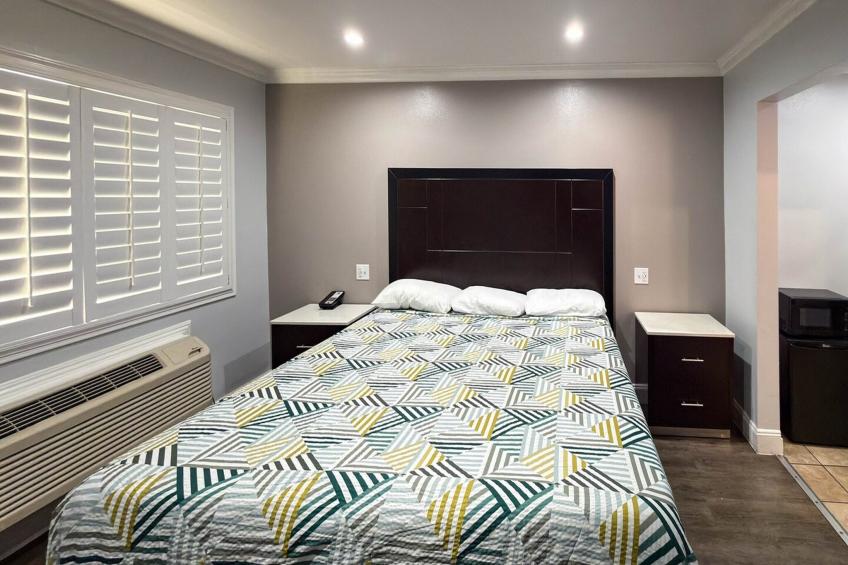 1 King Bed | Non-Smoking, Micfridge - foto 6