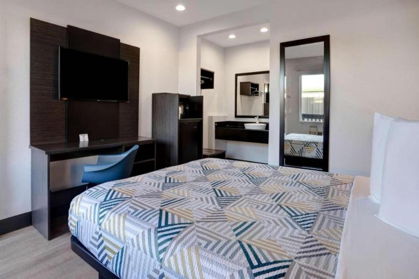 1 Queen Bed  Non-Smoking Micfridge - foto 8