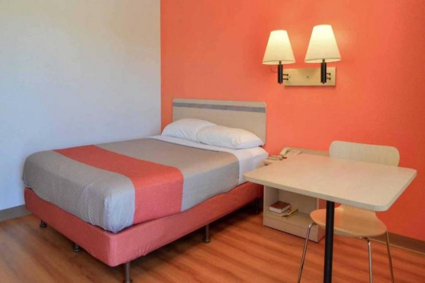 1 Queen Bed  Mini Fridge - foto 14