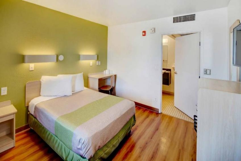 1 QUEEN BED  MICFRIDGE - foto 12
